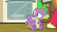 Spike pointing to the pie in the oven S8E10