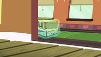 Sunburst's luggage put on the train S7E24