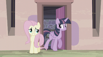 Twilight steps out of the house S5E2