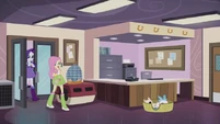 Fluttershy and Rarity enter the rescue center EG2.jpg (54 КБ)