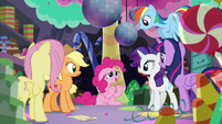 Pinkie thanks her friends S5E11