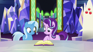 S07E02 Trixie i Starlight patrzą na książkę z zaklęciami