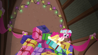 Spirit of HW Presents surfing the collapsing gift pile S6E8