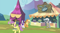 AJ and Rarity approaching Bill Neigh's stall S4E22