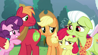 Granny Smith -Earth ponies been pourin' in- S9E25