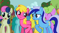 Ponies singing along 1 S2E15