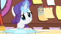 Rarity smiling while levitating the thread S4E08