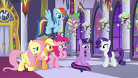 Twilight's friends worry she'll freak out S9E17