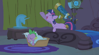 Twilight excited "it's Winter Wrap Up day!" S1E11