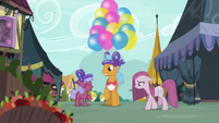 Twisty Pop giving out balloons S8E18