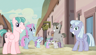 Unmarked ponies cover fillies' ears S5E1