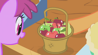 Berryshine gazes at apples S1E03