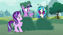 DJ Pon-3 pops out of the bush S6E6