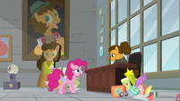 Pinkie Pie "in here, you can't see any" S9E14