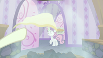 Pony tosses their towel at Sweetie Belle S9E23