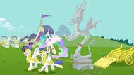 Royal guards pull Discord's statue S03E10