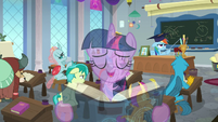 Twilight singing overtop Rainbow's lesson S8E1