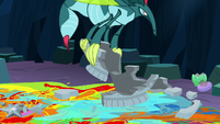 Bug monster Ocellus moves another fountain piece S9E3
