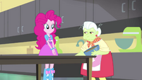 La Abuela Smith enseñándole a Pinkie Pie a cocinar galletitas EG2