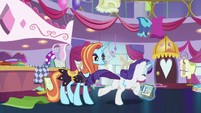 Rarity gallops out of Canterlot Carousel S7E6