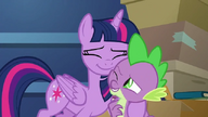 S09E26 Twilight przytula się do Spike'a