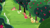 Applejack and family bucking apples S8E18