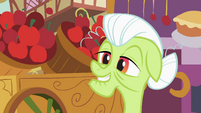 Granny Smith in front of an apple stand S2E06