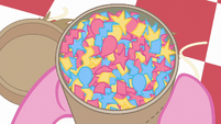 Pinkie Pie's gift of cupcake-scented confetti S6E3