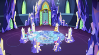 Twilight meets her friends in the throne room S8E2