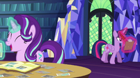 Twilight taking notes on Starlight and Applejack S6E21