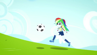 Rainbow Dash running toward the goal SS4