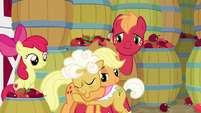 Applejack hugging Goldie goodbye S9E10