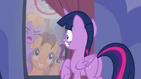 Fan ponies appear at Twilight's window S7E14