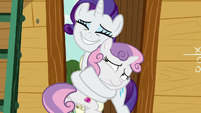 Rarity hugging Sweetie Belle tightly S7E6