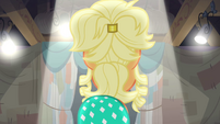 Applejack swaying her hips S4E13