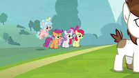 Crusaders and Cozy Glow notice Pipsqueak S8E12