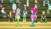 Pinkie, Fluttershy, and students in the gym SS4