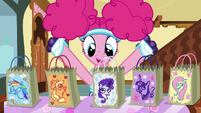 Pinkie hace bolsas de dulces para sus amigas T5E21