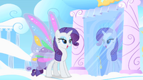 Rarity admirers her wings S1E16