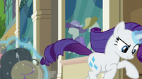 Rarity gallops to the train station S8E4