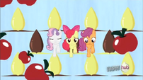 CMC getting pelted by apples S3E4