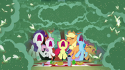 Fly-ders swarm around the screaming ponies S7E16