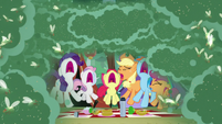 Fly-ders swarm around the screaming ponies S7E16
