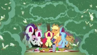 Fly-ders swarm around the screaming ponies S7E16.png (917 KB)