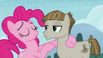 Pinkie giving an I-told-you-so look to Mudbriar S8E3