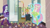 Fluttershy attracting hamsters EG2.jpg (68 КБ)