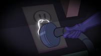 Twilight Sparkle plugs in the power cord SS5