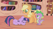 Applejack consoling Twilight S1E03