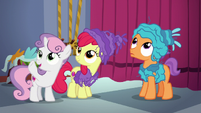 Sweetie Belle signaling Scootaloo S6E4