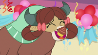 Yona catching the cupcake in her mouth S8E12